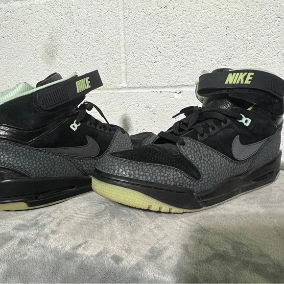 Mens Nike Air Revolution “Loverution” - Picture 3 of 5